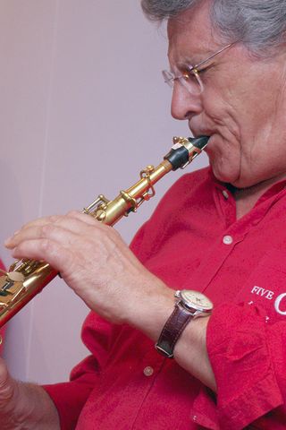 Membre du Five O'Clock Jazz Group jouant du saxophone